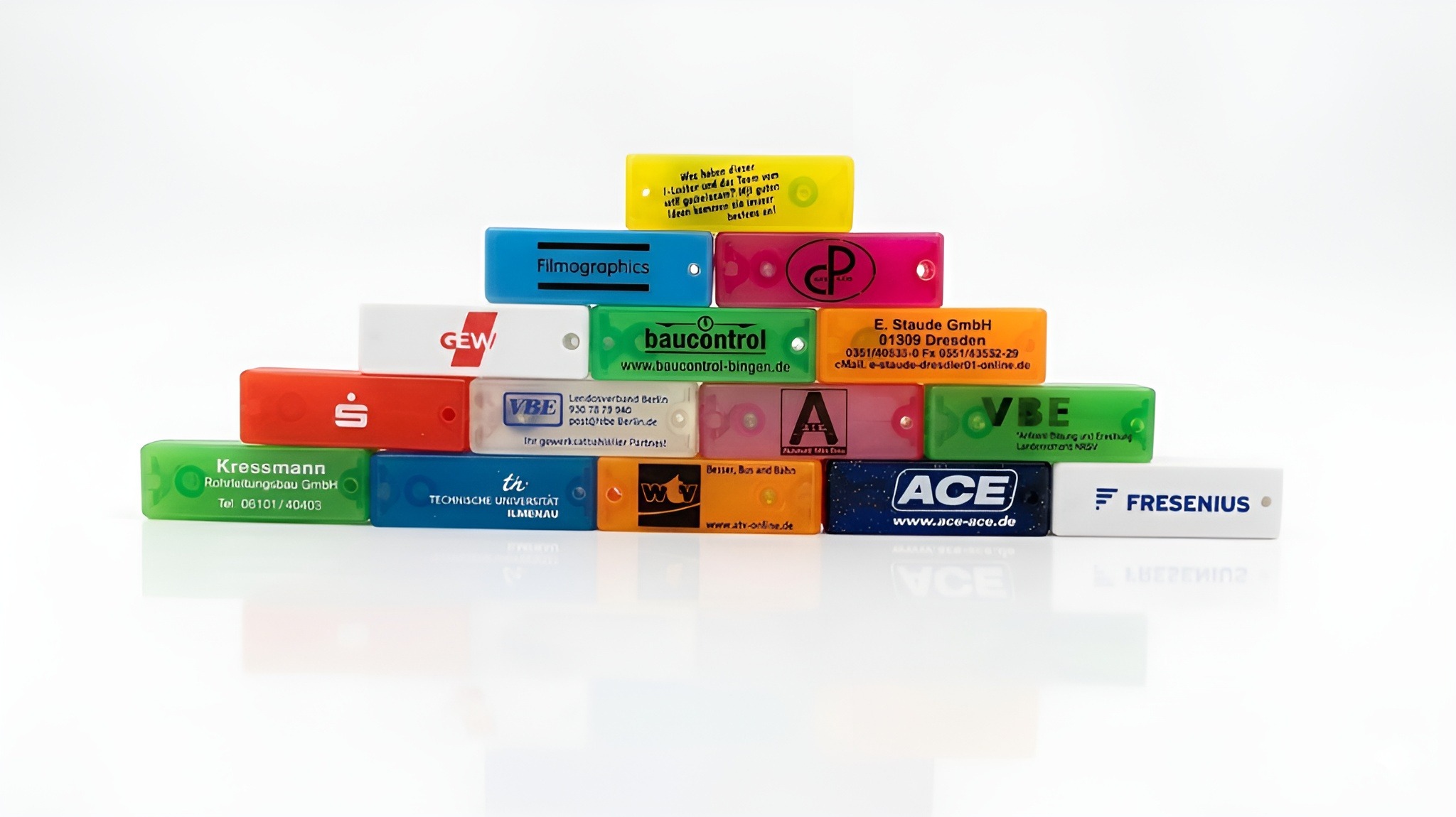 Vielie Minilocher mit Firmenlogos, die in einer Pyramidenform gestapelt wurden.